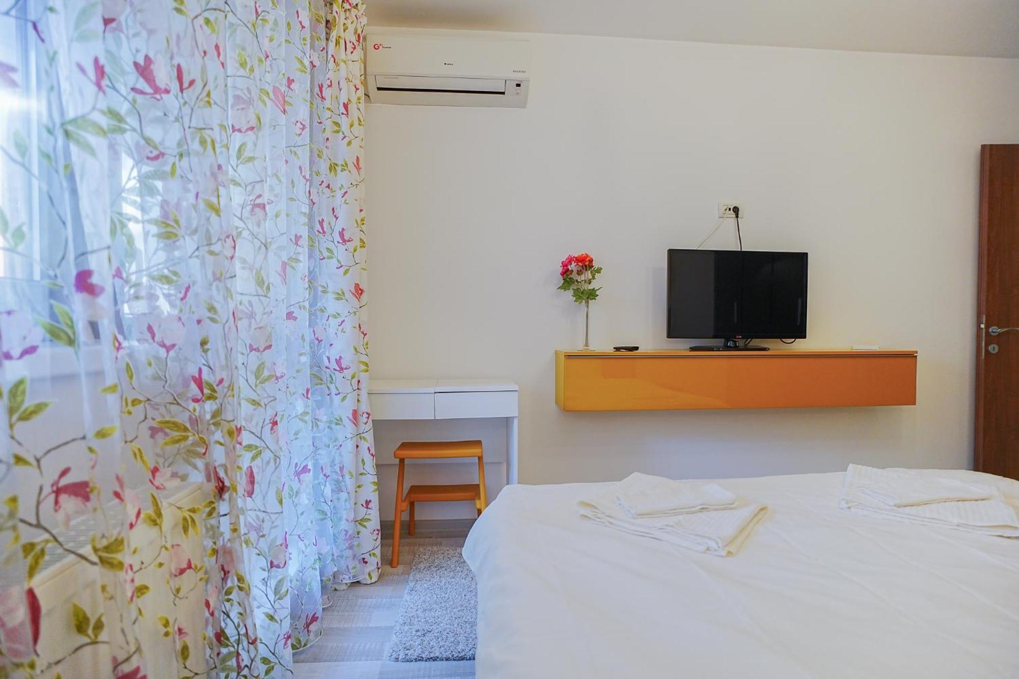 Appartamento Hideaway Near Parliament Building Bucarest Esterno foto