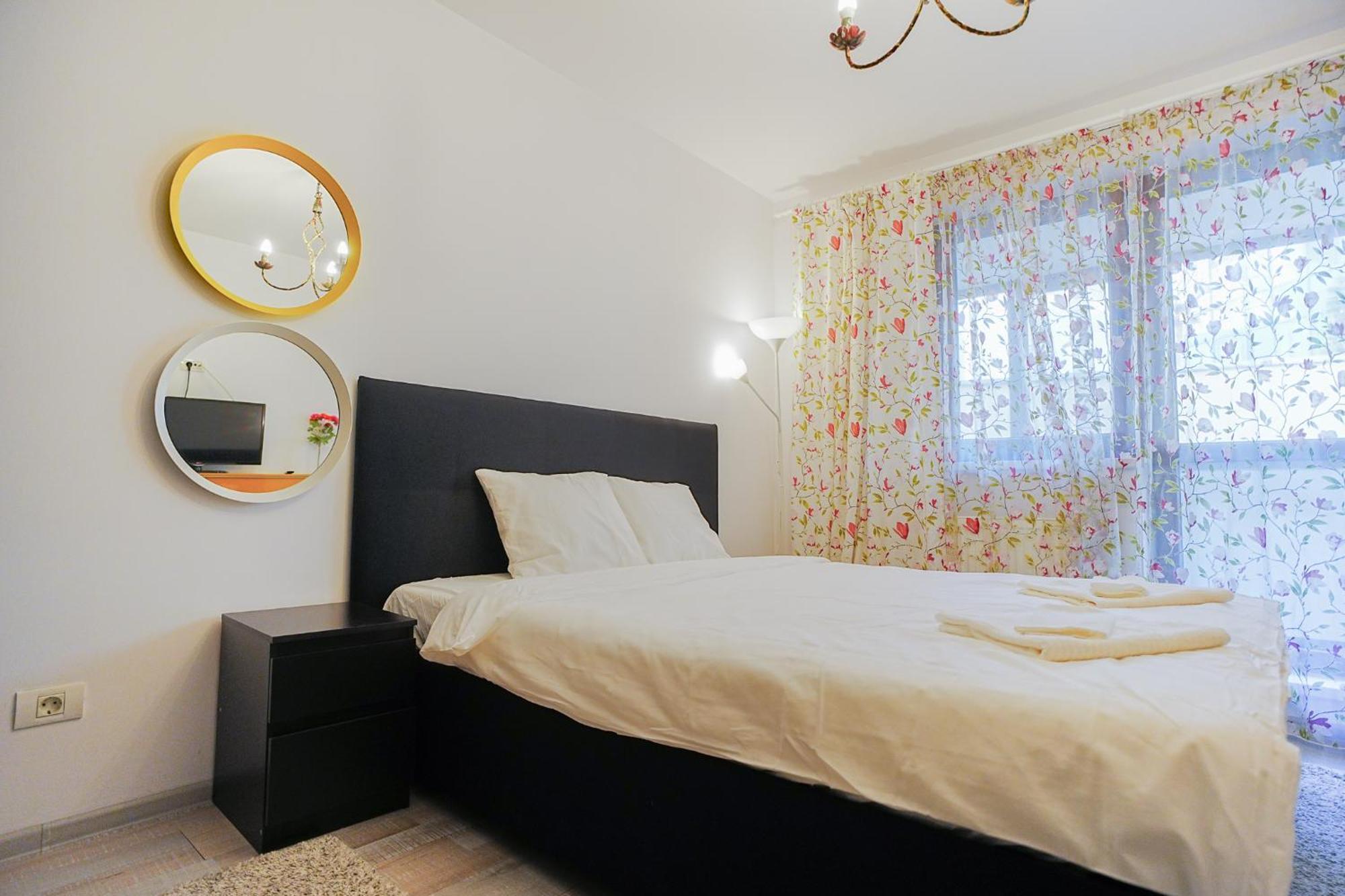 Appartamento Hideaway Near Parliament Building Bucarest Esterno foto