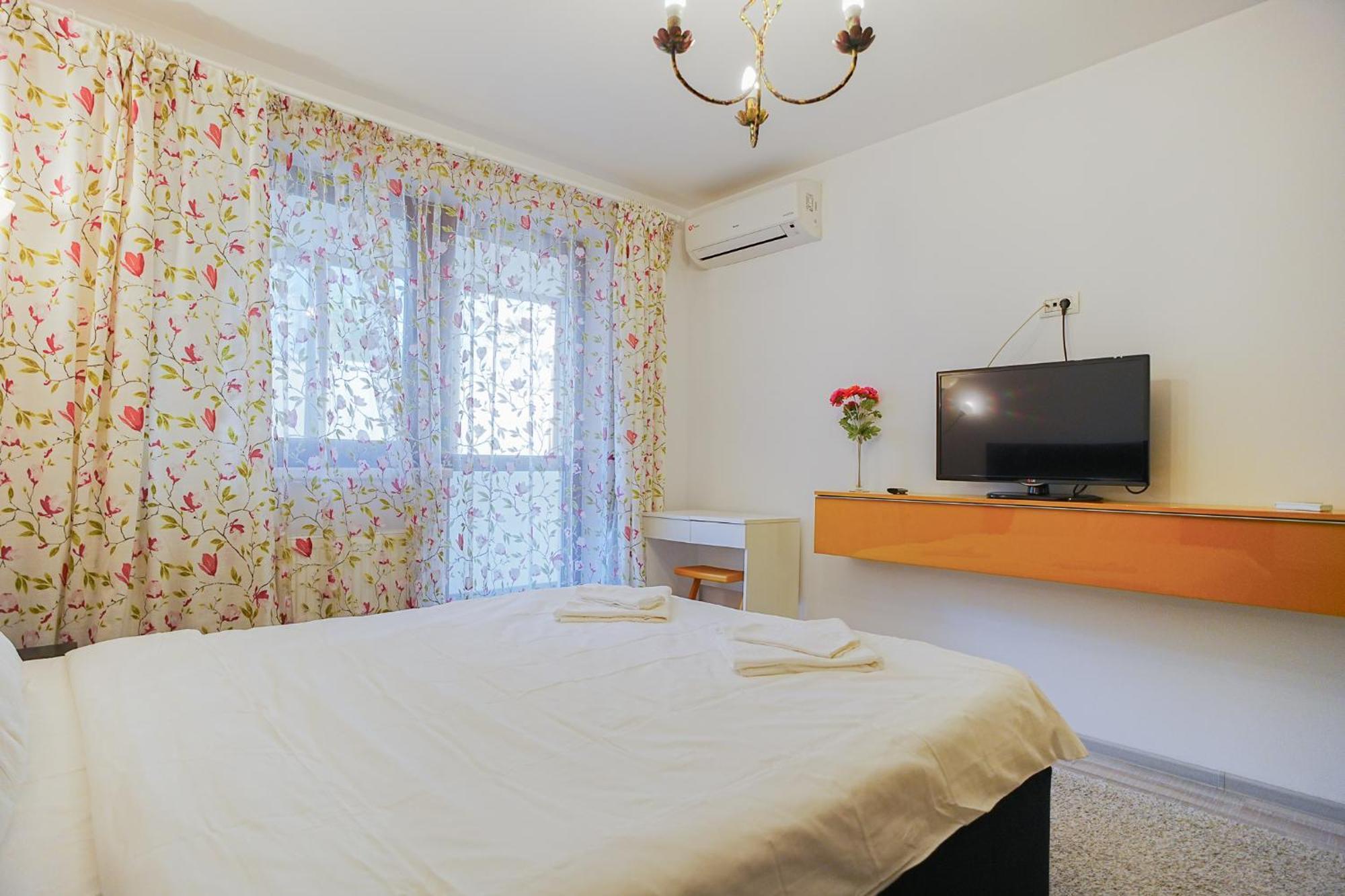 Appartamento Hideaway Near Parliament Building Bucarest Esterno foto